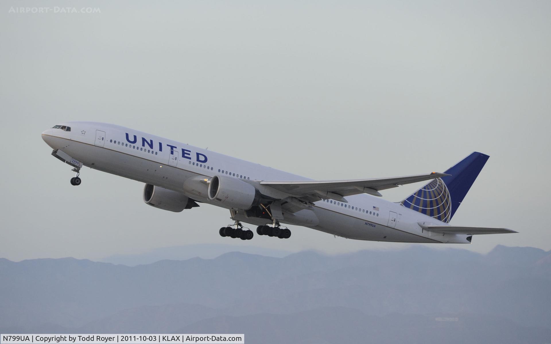N799UA, 1998 Boeing 777-222 C/N 26926, Departing LAX