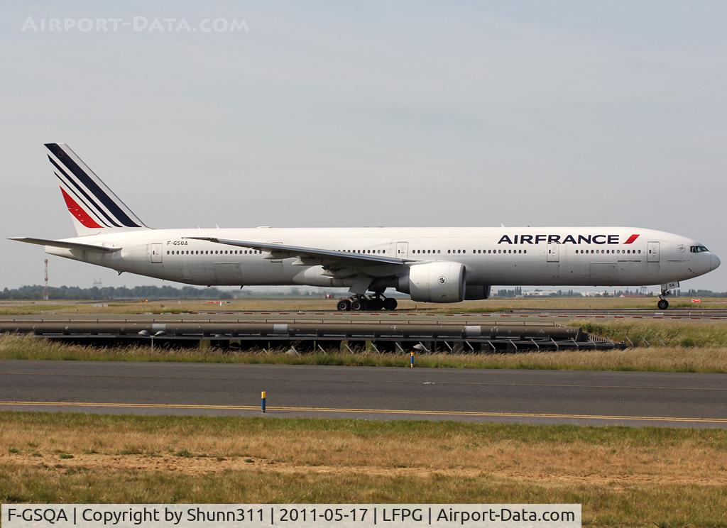 F-GSQA, 2004 Boeing 777-328/ER C/N 32723, Taxiing to the Terminal...