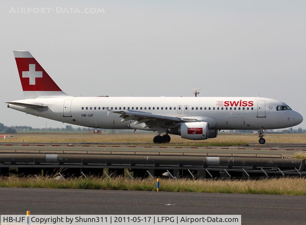 HB-IJF, 1995 Airbus A320-214 C/N 562, Taxiing to the Terminal...