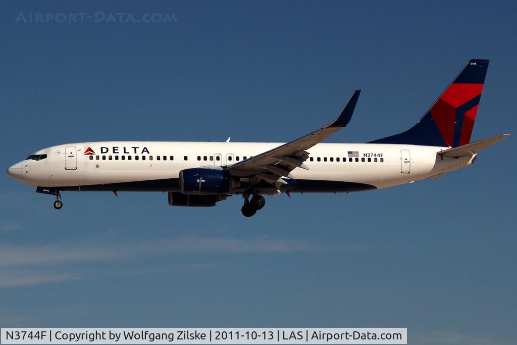N3744F, 2001 Boeing 737-832 C/N 30837, visitor