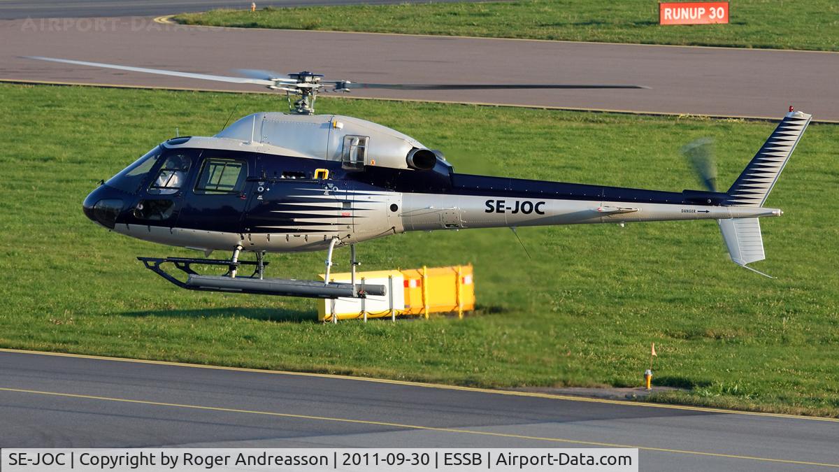 SE-JOC, Eurocopter AS-355N Ecureuil 2 C/N 5726, Taxiing to Grafair