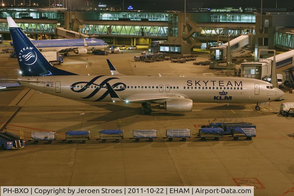 PH-BXO, 2001 Boeing 737-9K2 C/N 29599, nice livery