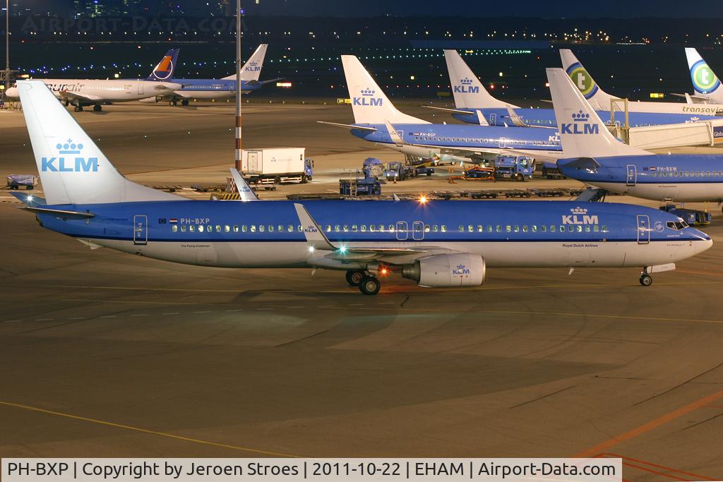 PH-BXP, 2001 Boeing 737-9K2 C/N 29600, at night at home