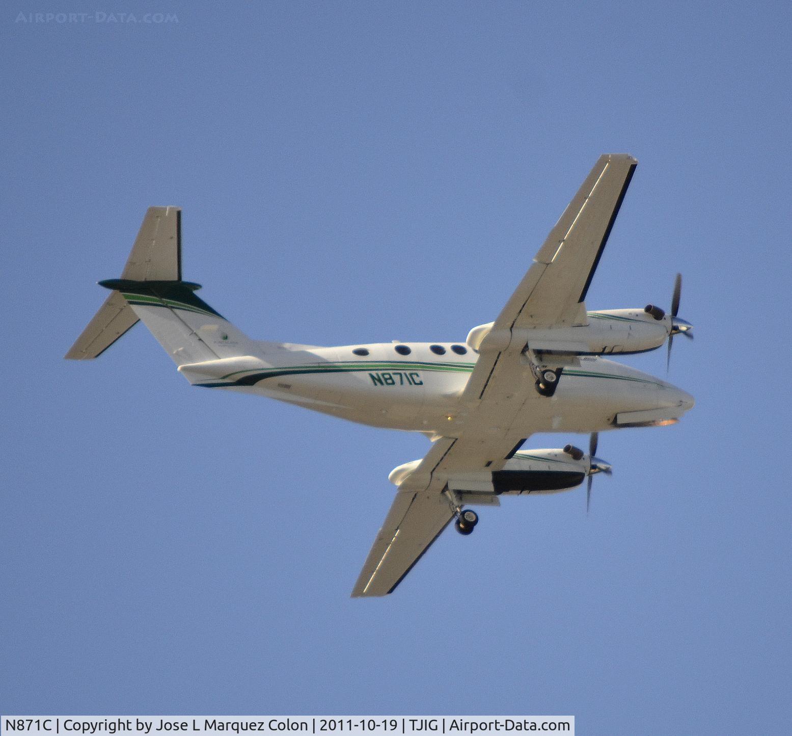 N871C, 2000 Raytheon Aircraft Company B200 C/N BB-1735, I take the picture four days before being stolen in Dominican Republic.