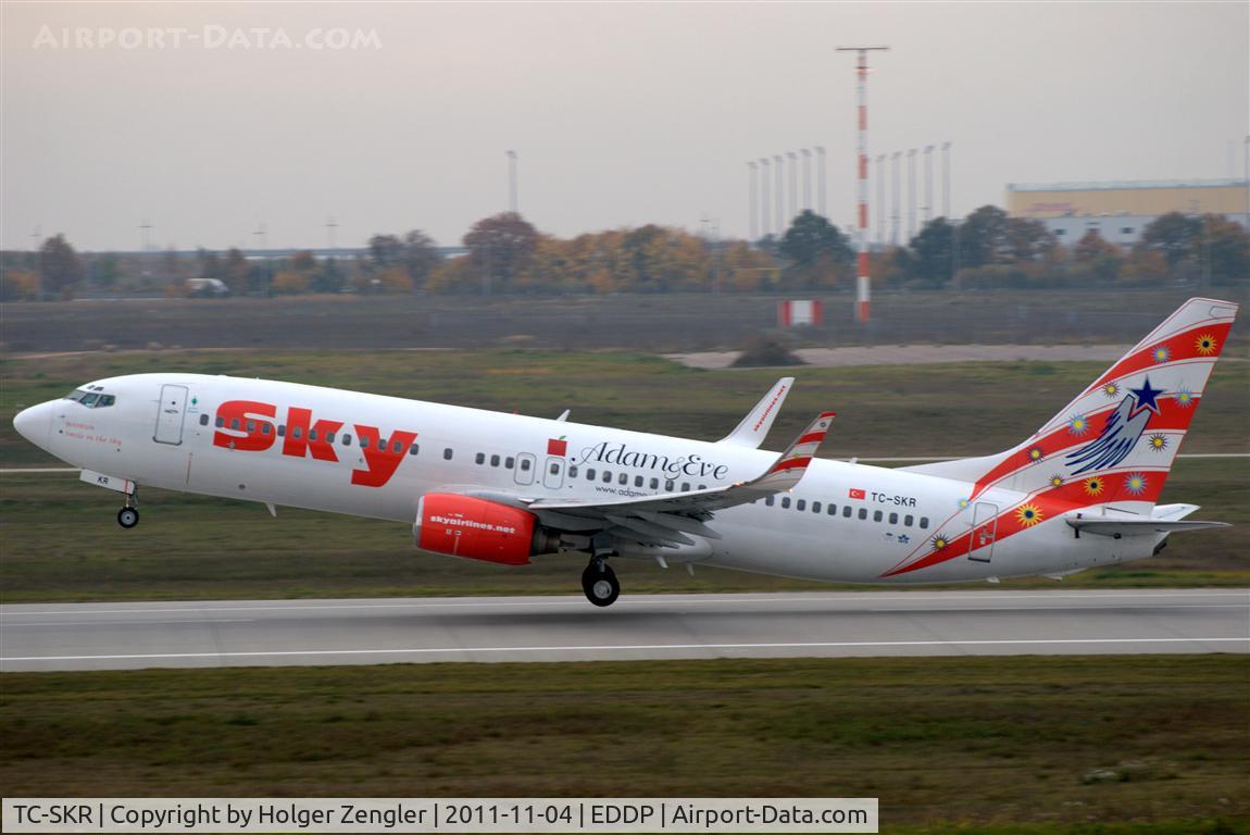 TC-SKR, 2001 Boeing 737-83N C/N 32576, Take-off on rwy 08L and them straight ahead to Antalya/Turkey....