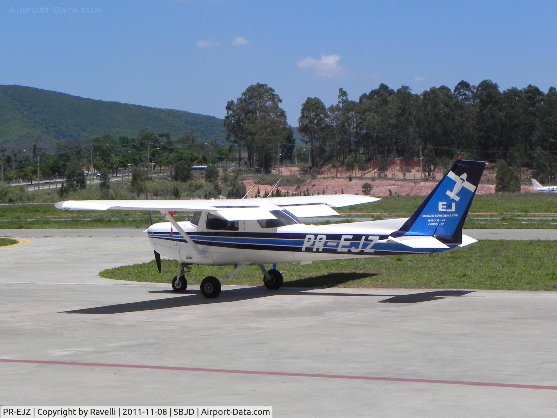PR-EJZ, 1977 Cessna 152 C/N 15279507, EJZ enjoying the sun after my instruction flight at Jundiaí, Brazil.