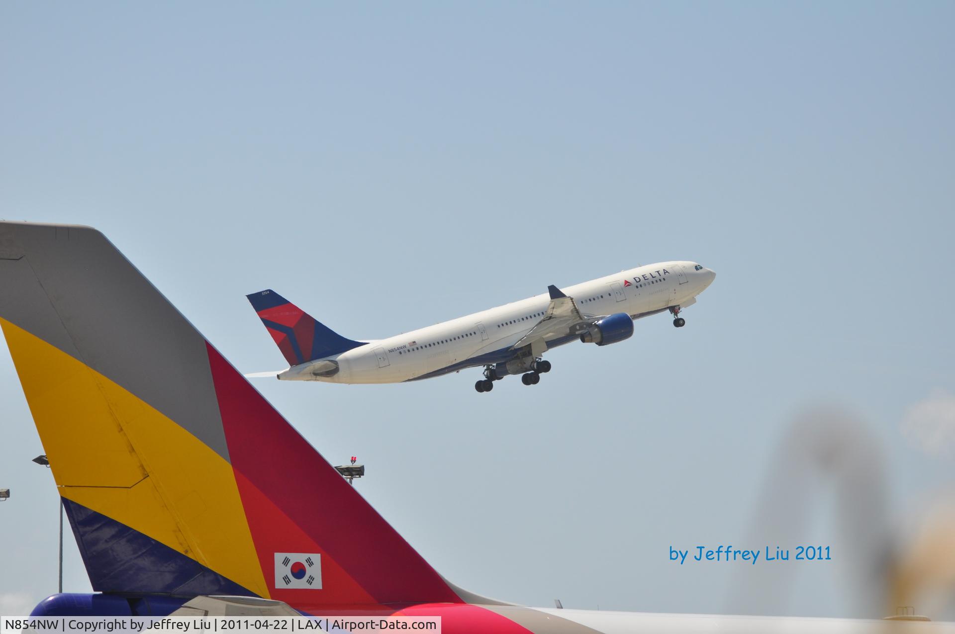 N854NW, 2004 Airbus A330-223 C/N 0620, Taking off at LAX