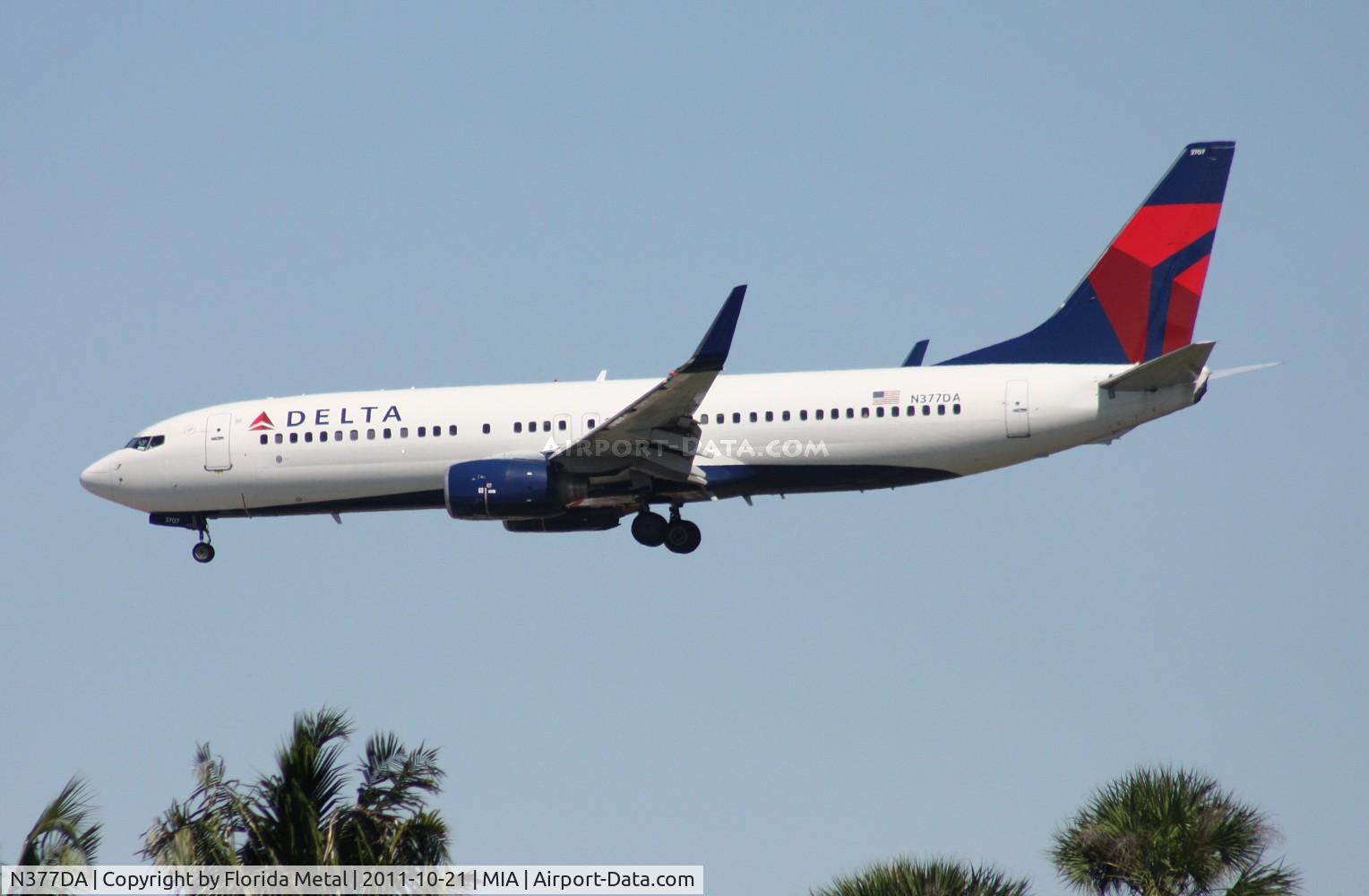 N377DA, 1999 Boeing 737-832 C/N 29625, Delta 737
