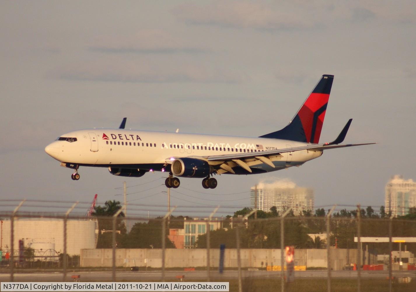 N377DA, 1999 Boeing 737-832 C/N 29625, Delta 737