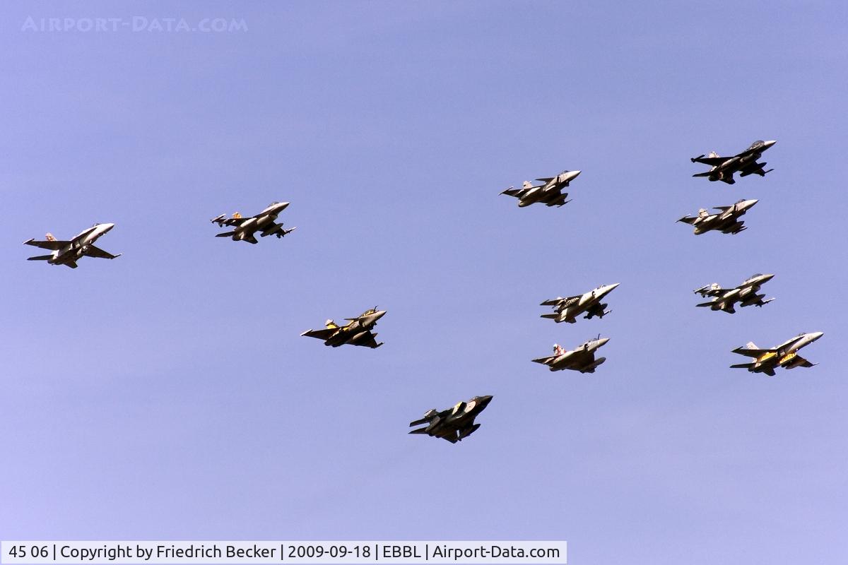45 06, Panavia Tornado IDS C/N 518/GS159/4206, flyby of the tigers