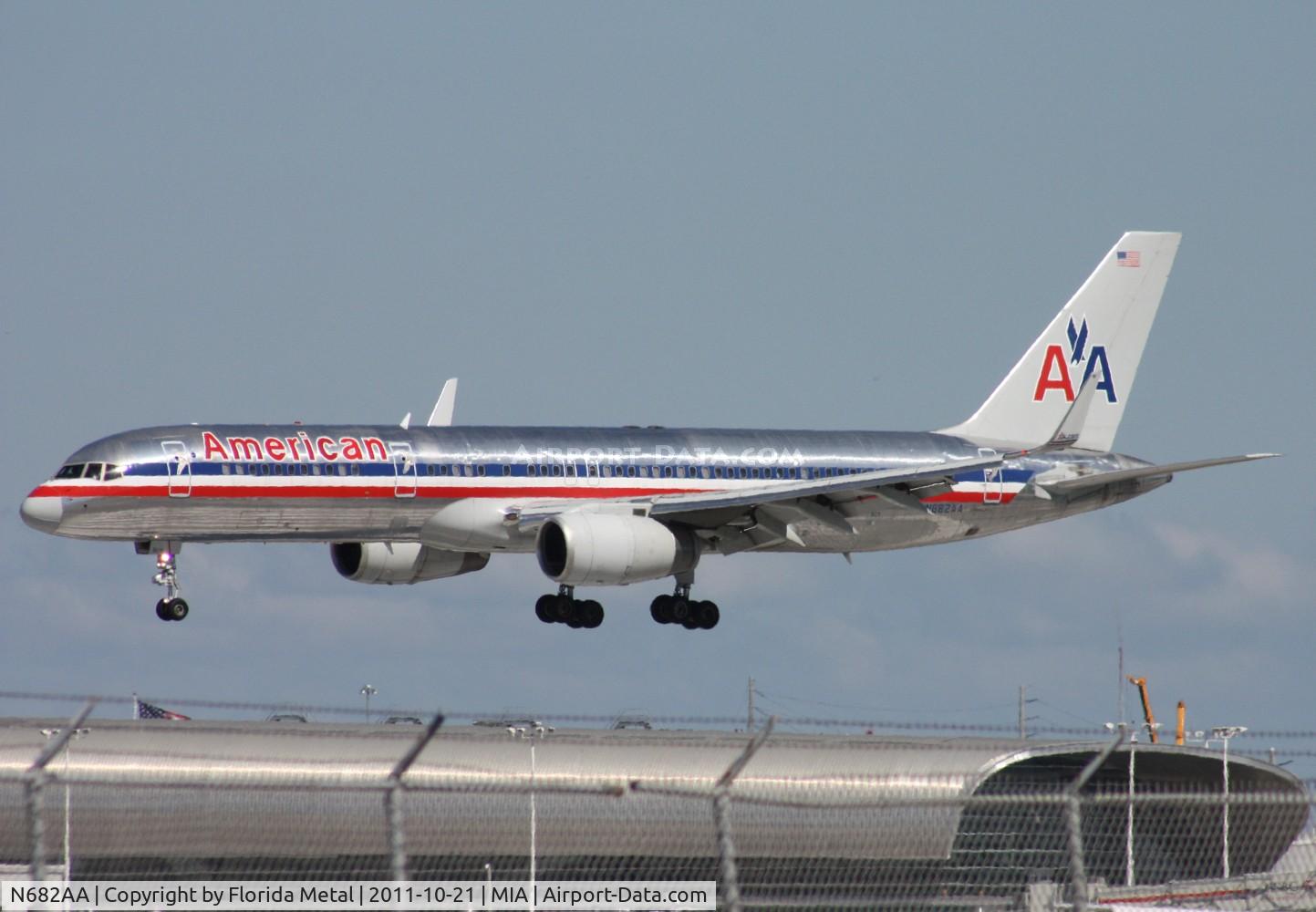 N682AA, 1992 Boeing 757-223 C/N 25339, American 757