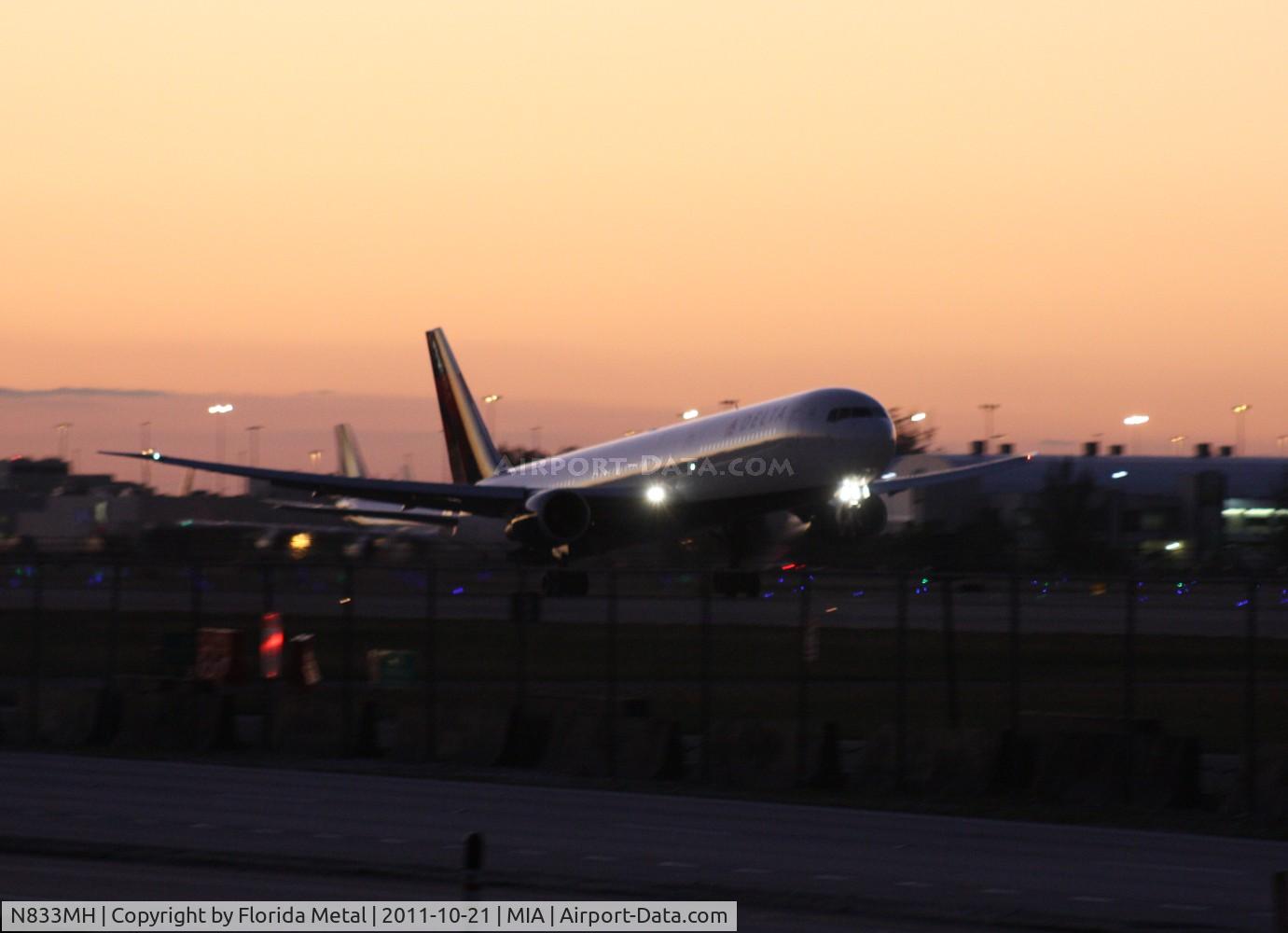 N833MH, 2000 Boeing 767-432/ER C/N 29706, Delta 767-400