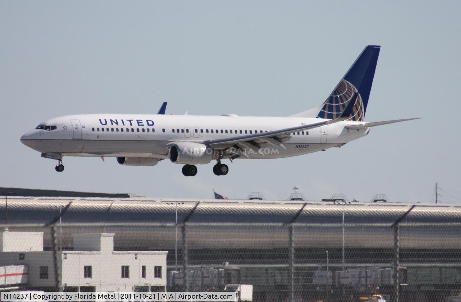 N14237, 1999 Boeing 737-824 C/N 28802, United 737