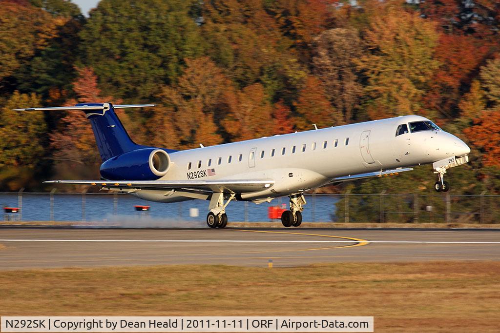 N292SK, 2001 Embraer EMB-145LR C/N 145488, Chautauqua Airlines N292SK (FLT CHQ6042) from Boston Logan Int'l (KBOS) landing RWY 23.  Operating for Delta Connection.