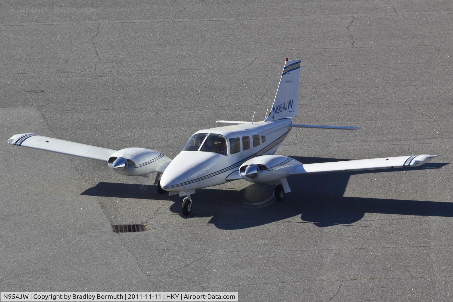 N954JW, 1979 Piper PA-34-200T C/N 34-7970429, Transient at HKY