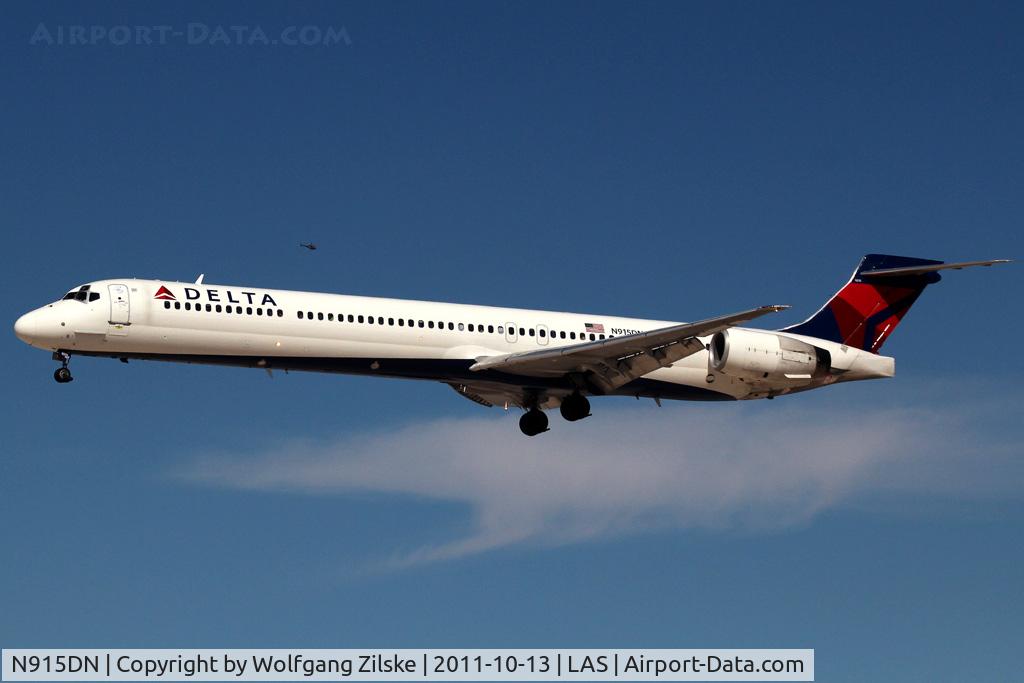 N915DN, 1996 McDonnell Douglas MD-90-30 C/N 53395, visitor