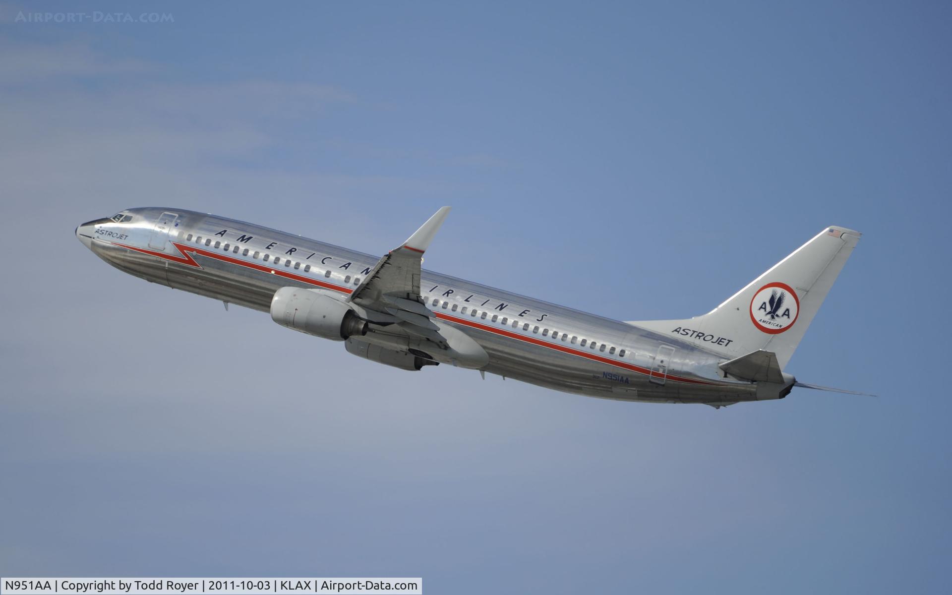 N951AA, 2000 Boeing 737-823 C/N 29538, Departing LAX