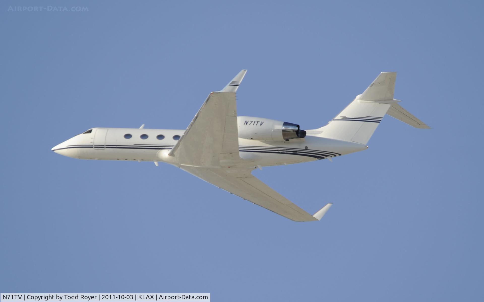 N71TV, 2000 Gulfstream Aerospace G-IV C/N 1430, Departing LAX