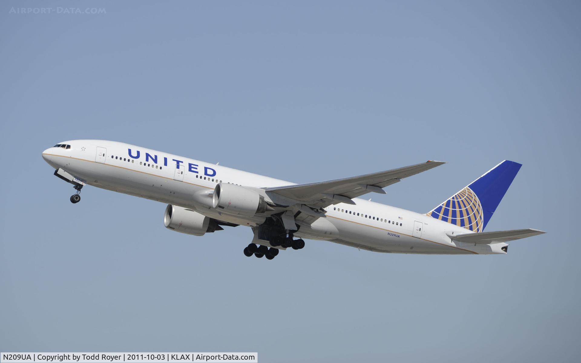 N209UA, 1999 Boeing 777-222 C/N 30215, Departing LAX