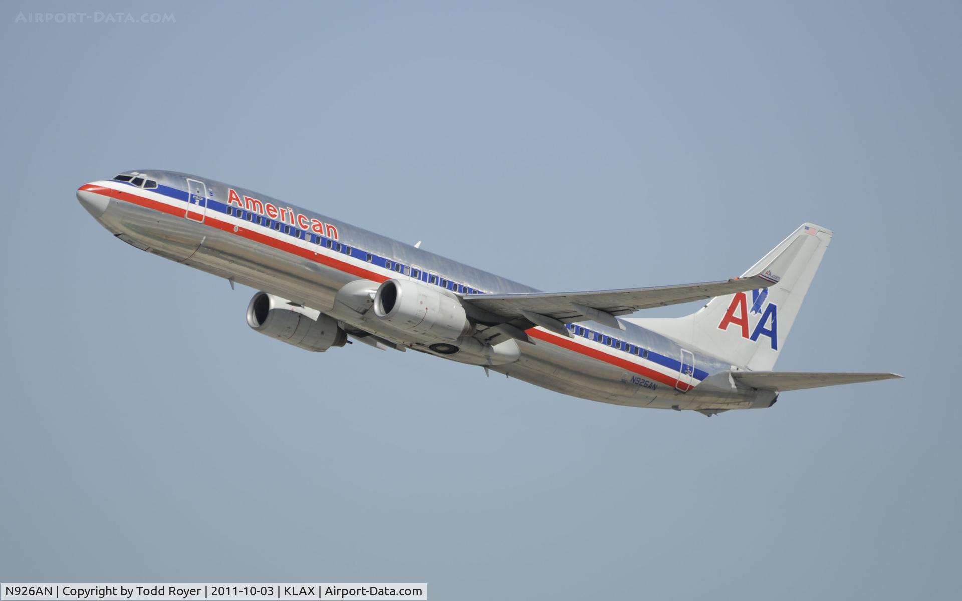 N926AN, 2000 Boeing 737-823 C/N 29527, Departing LAX