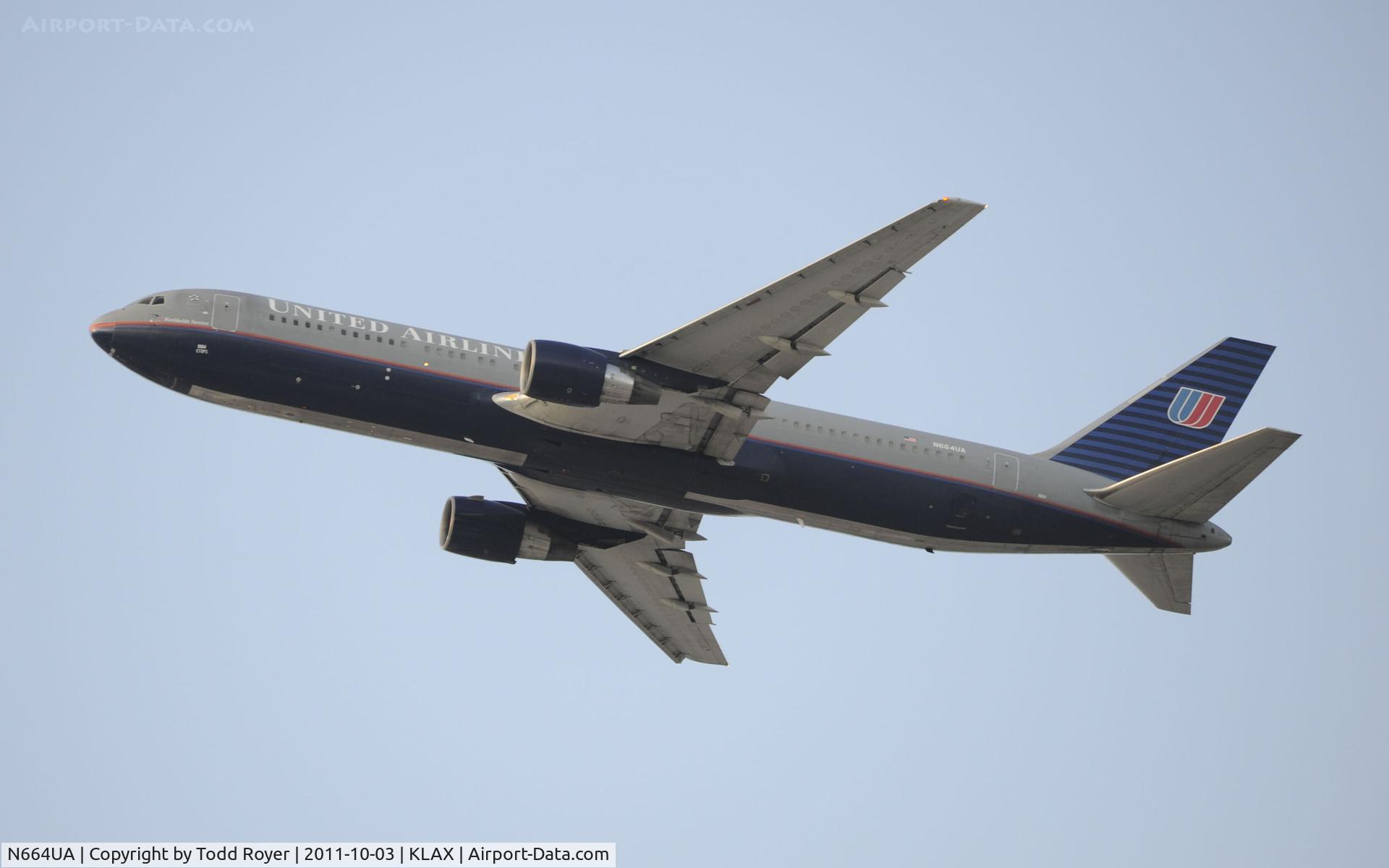 N664UA, 1998 Boeing 767-322 C/N 29236, Departing LAX