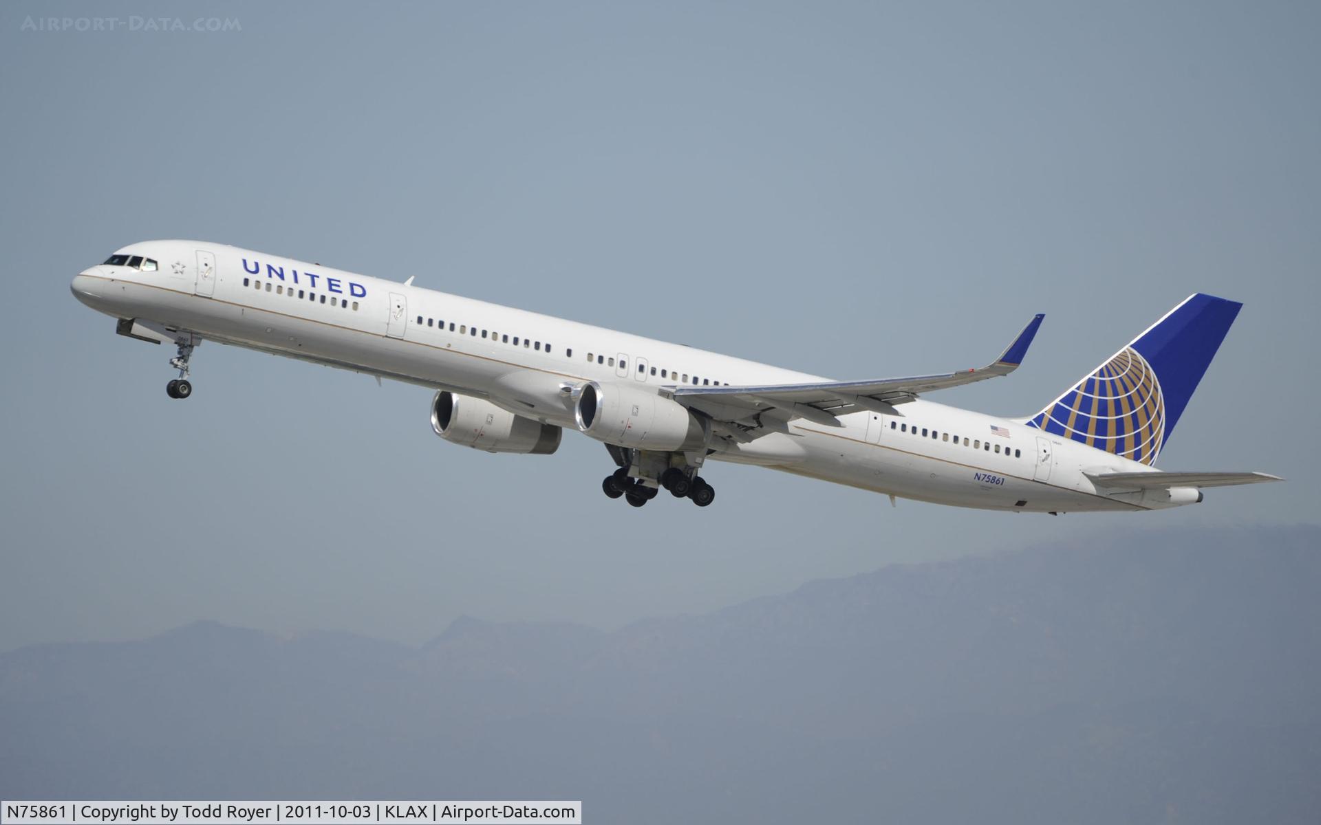 N75861, 2001 Boeing 757-33N C/N 32585, Departing LAX