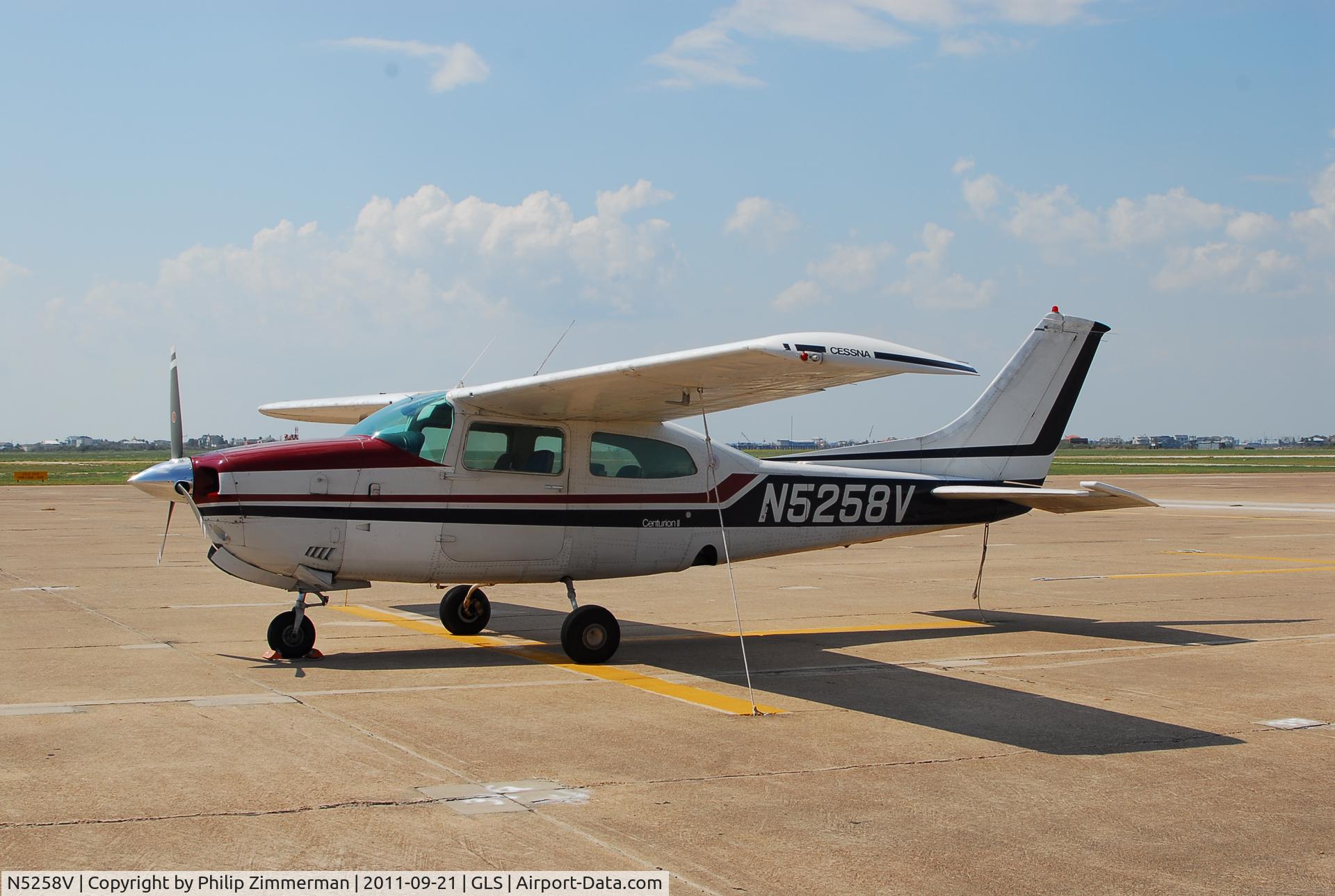N5258V, 1975 Cessna 210L Centurion C/N 21060882, Picture taken in Galvestone / TX
