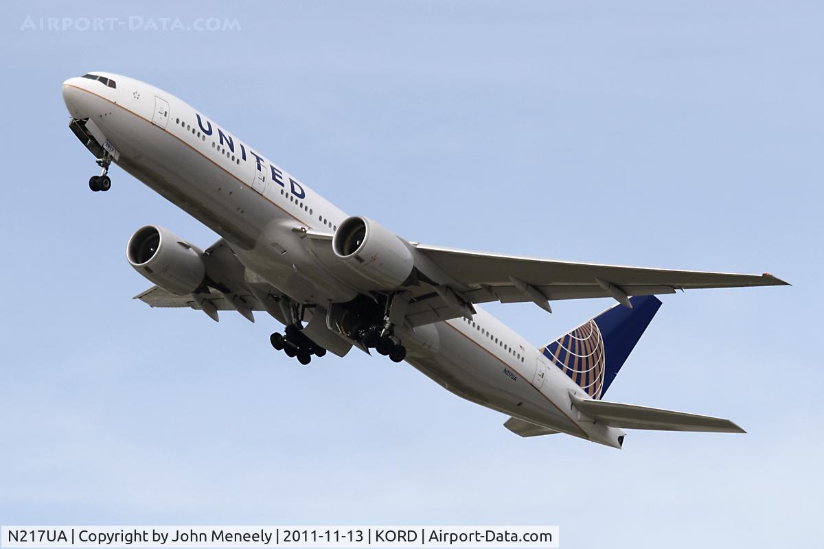 N217UA, 2000 Boeing 777-222 C/N 30550, Just airborne from 22L