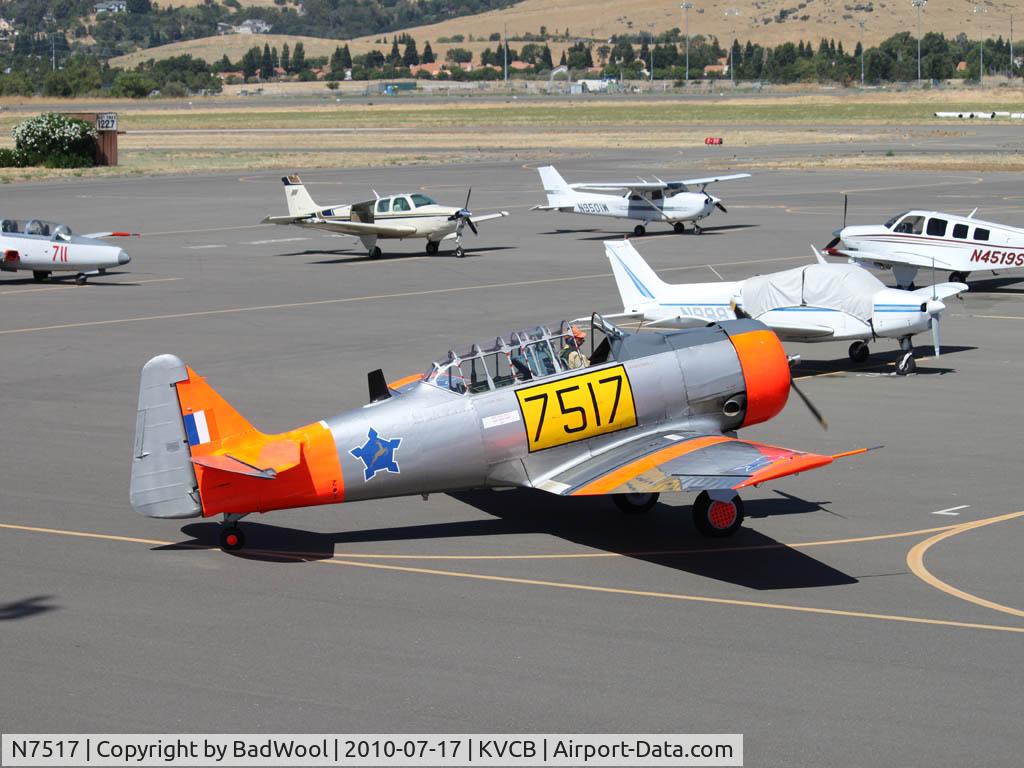 N7517, 1943 North American AT-6D Texan C/N 88-15052, Taxiing at Nut Tree airport.