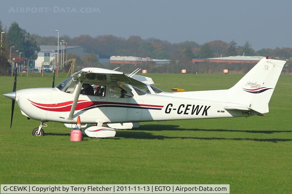 G-CEWK, 1999 Cessna 172S Skyhawk SP C/N 172S8294, Cessna 172S, c/n: 172S8294 at Rochester, Kent