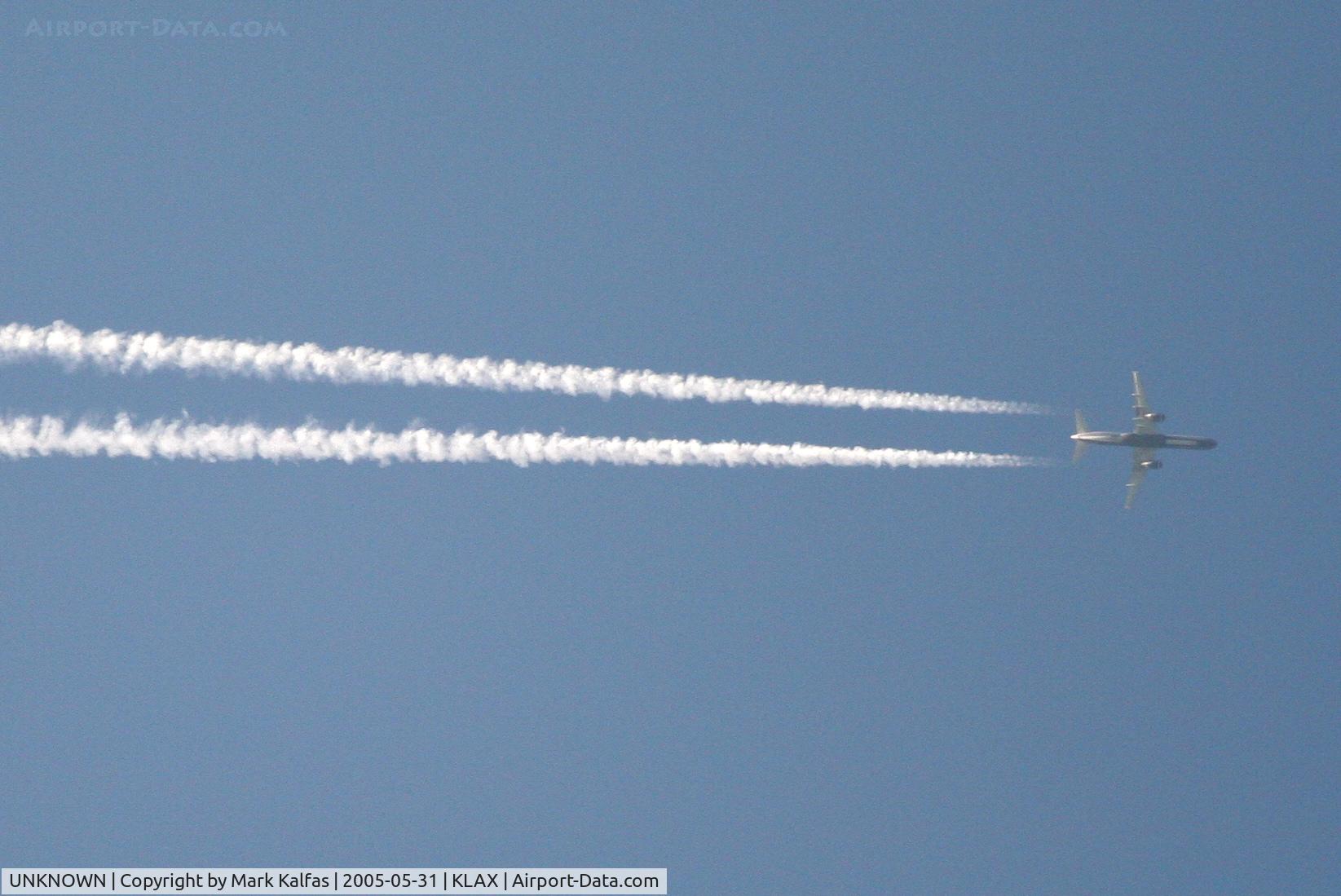 UNKNOWN, Contrails Various C/N Unknown, United 757 flying overhead SFO-SAN