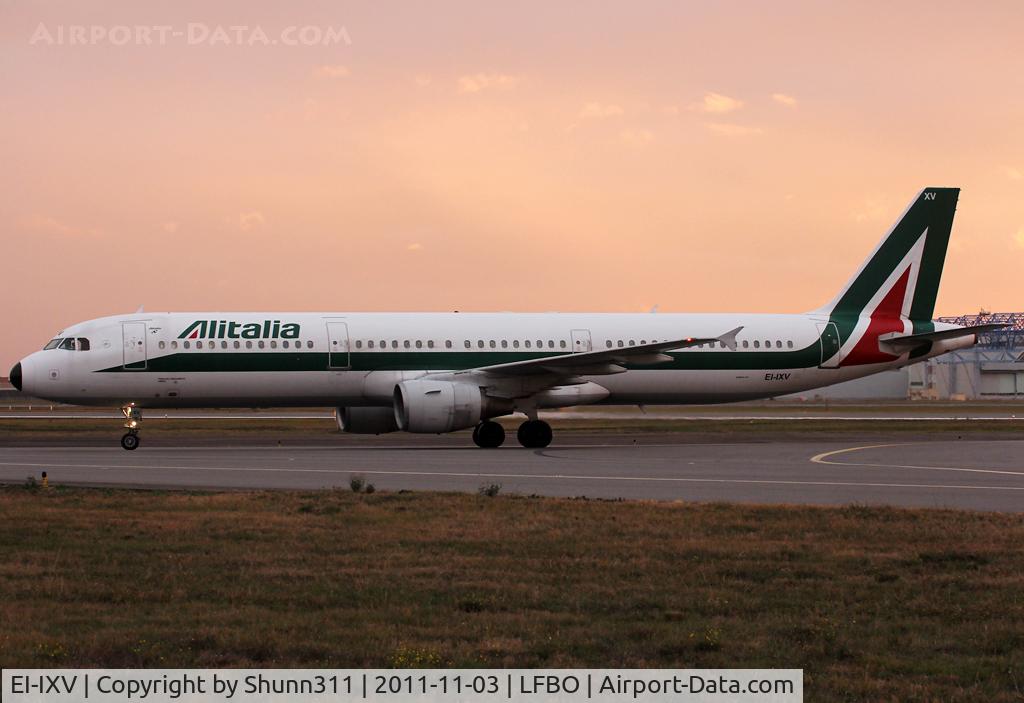 EI-IXV, 1998 Airbus A321-112 C/N 819, Taxiing to the Terminal...