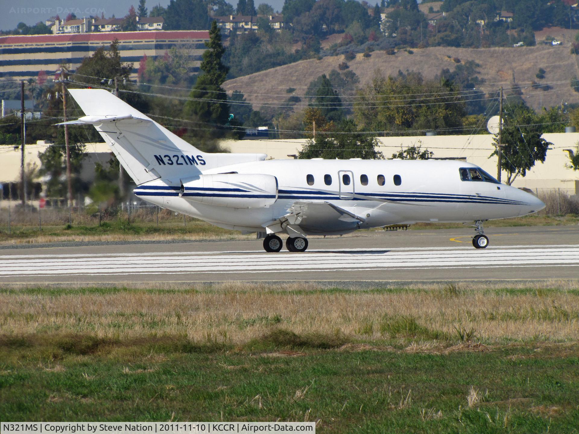 N321MS, 2001 Raytheon Hawker 800XP C/N 258515, Ejent Group LLC, Gales Creek, OR 2001 Raytheon Hawker 800XP rolling at Buchanan Field (Concord), CA.