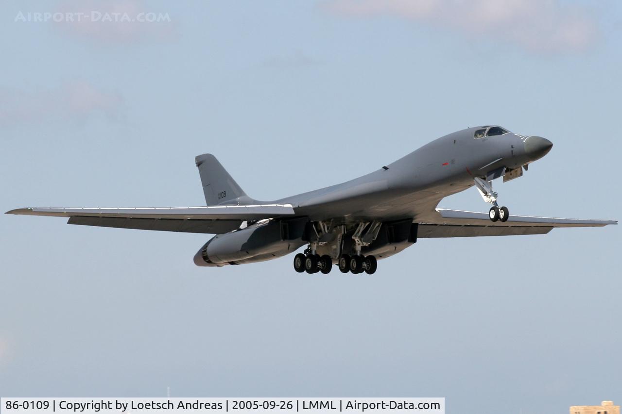86-0109, 1986 Rockwell B-1B Lancer C/N 69, powerfull take off