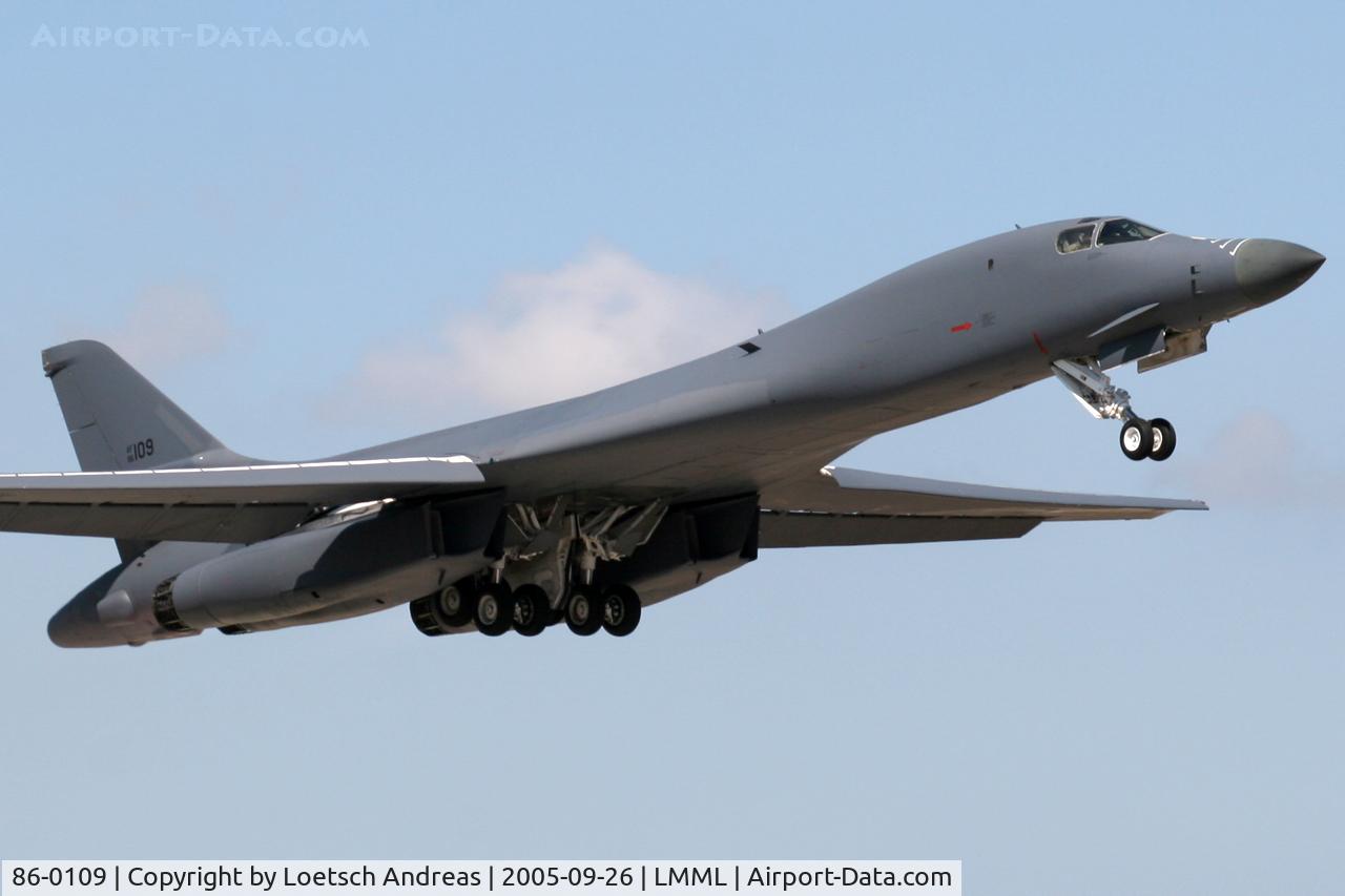 86-0109, 1986 Rockwell B-1B Lancer C/N 69, gear up