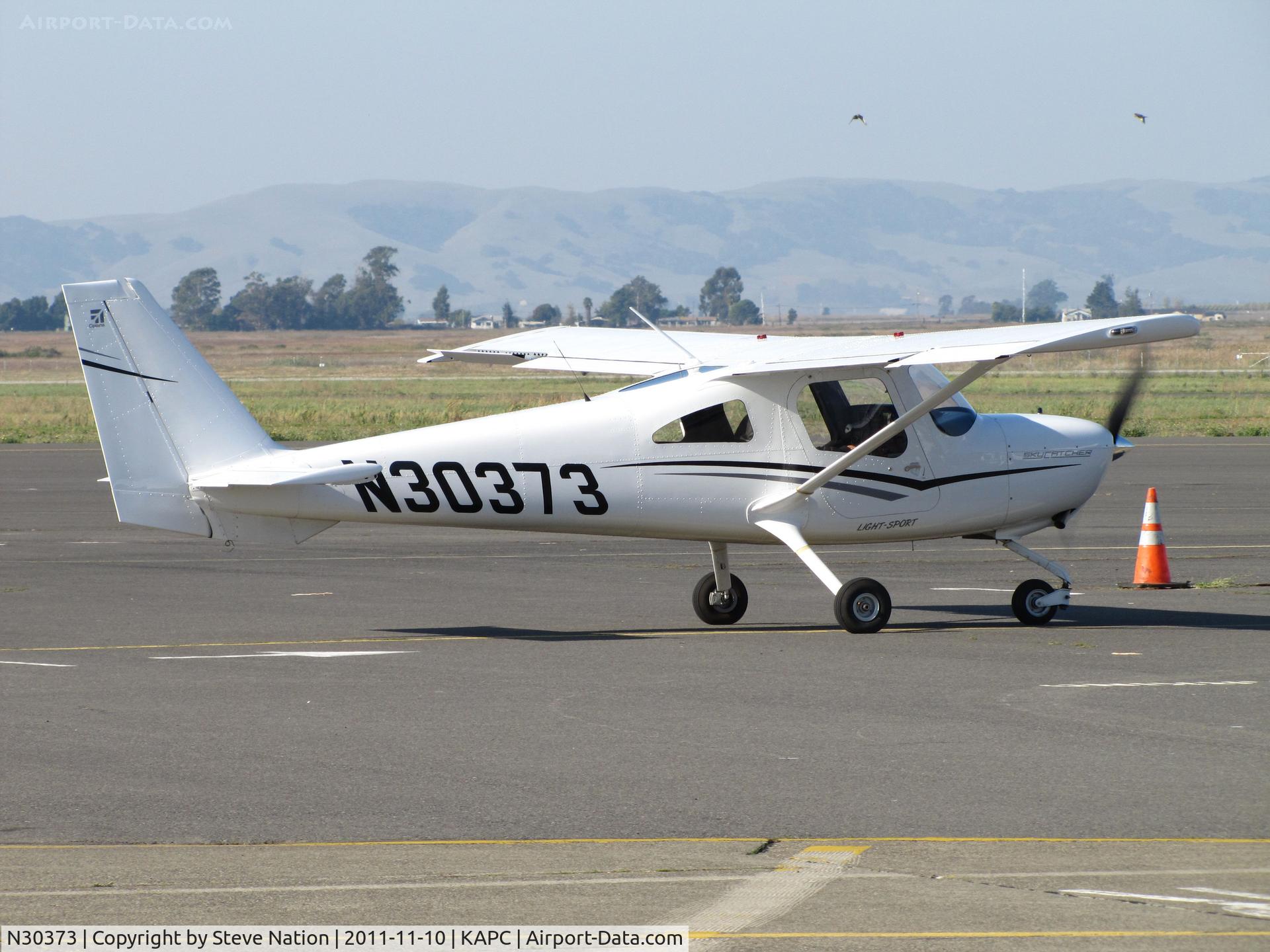 N30373, 2011 Cessna 162 Skycatcher C/N 16200113, Napa Jet Center 2011 Cessna 162 Skycatcher taxying @ Napa, CA