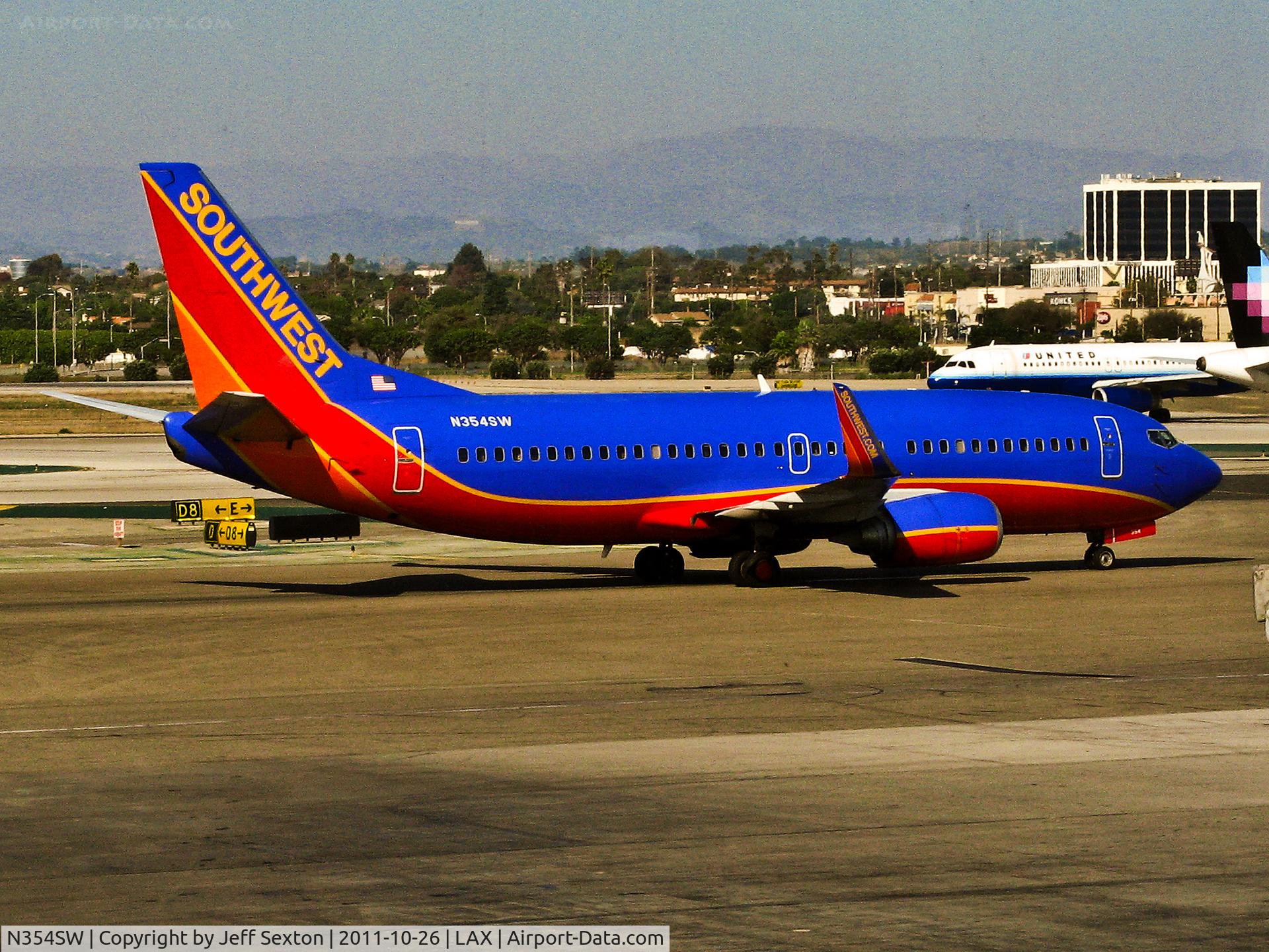 N354SW, 1991 Boeing 737-3H4 C/N 25219, Taxiing at LAX