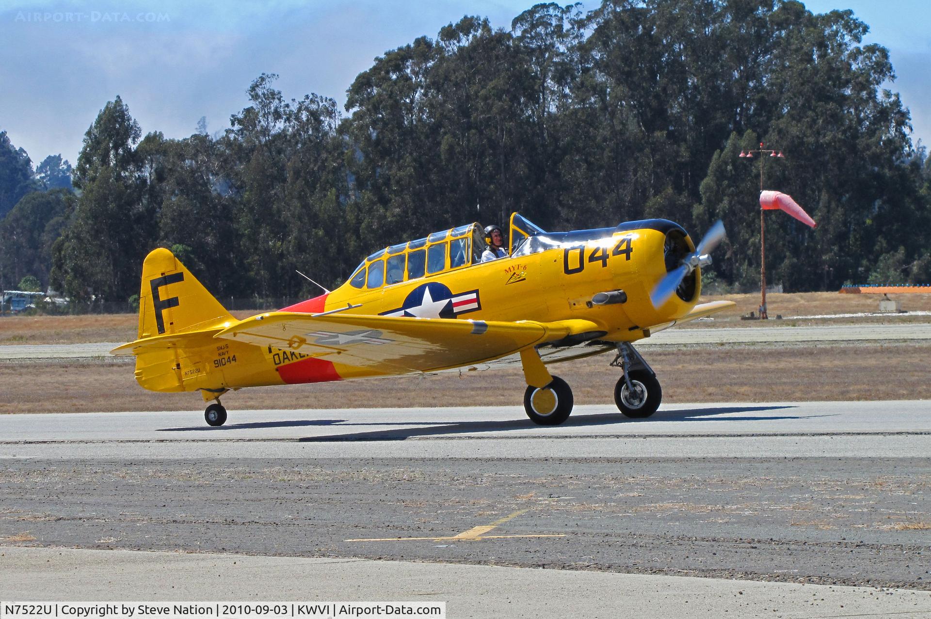 N7522U, 1952 Canadian Car & Foundry Harvard MK IV C/N CCF4-214, 1952 CCF Harvard Mk IV painted as USN SNJ-5 BuAer 91044 F/044 Navy OAKLAND yellow cs & red band taxying @ Watsonville Fly-In