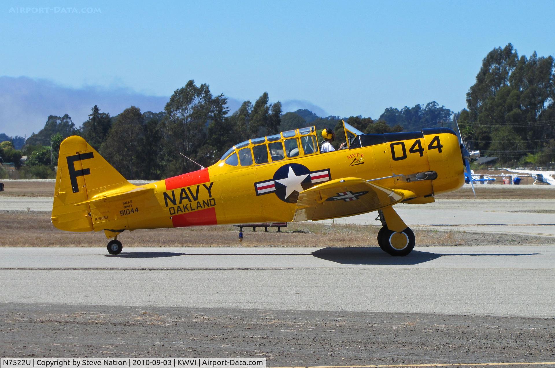 N7522U, 1952 Canadian Car & Foundry Harvard MK IV C/N CCF4-214, 1952 CCF Harvard Mk IV painted as USN SNJ-5 BuAer 91044 F/044 Navy OAKLAND yellow cs & red band taxying @ Watsonville Fly-In