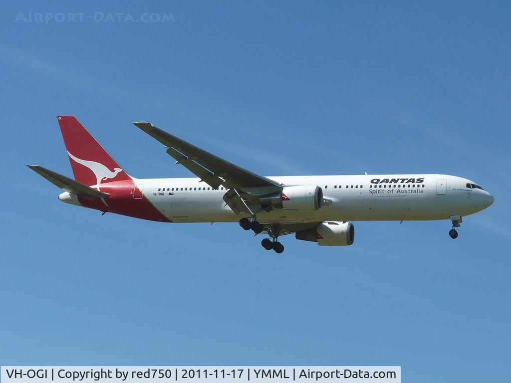 VH-OGI, 1991 Boeing 767-338 C/N 25246, Boeing 767 VH-OGI approaching rwy 27 at MEL