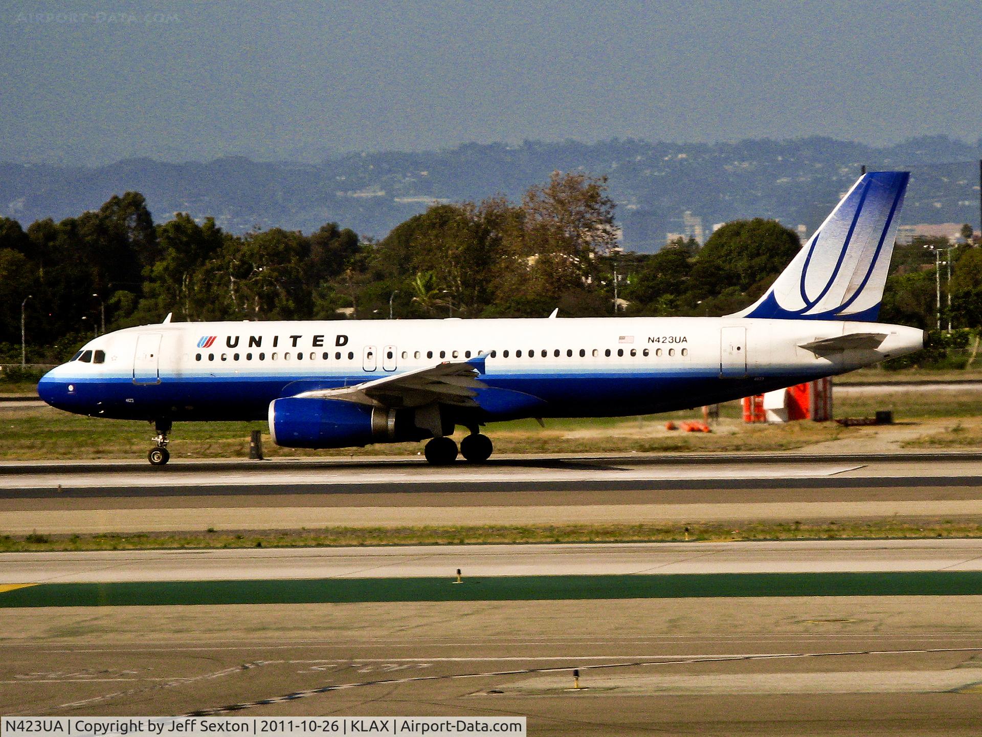 N423UA, 1995 Airbus A320-232 C/N 504, Take off from LAX