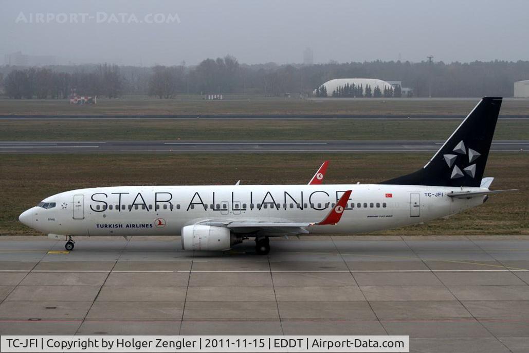 TC-JFI, 1999 Boeing 737-8F2 C/N 29771, Lining up for take-off to Istanbul/Turkey....