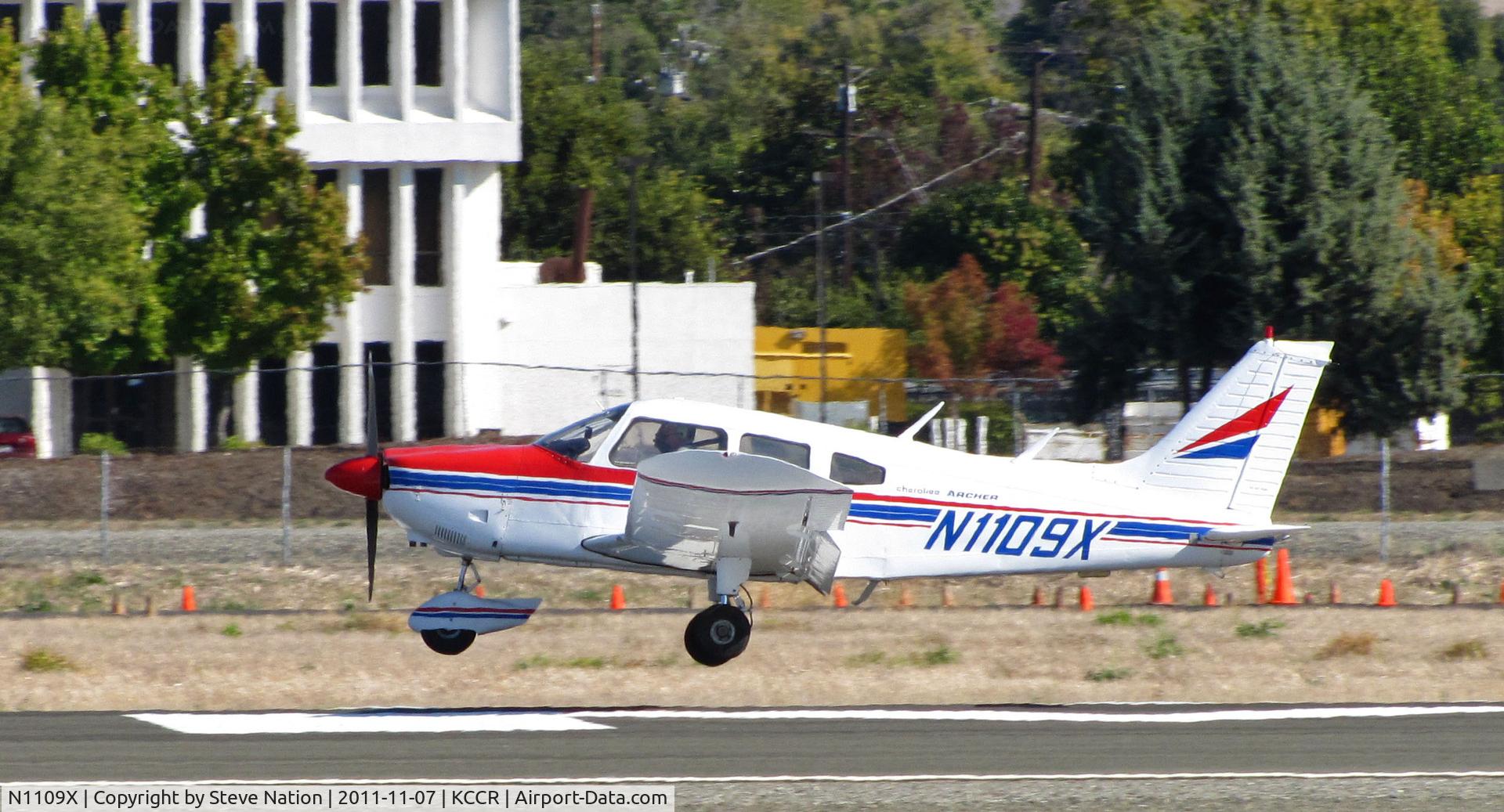 N1109X, 1975 Piper PA-28-180 Cherokee C/N 28-7505211, Locally-based 1975 Piper PA-28-180 landing on RWY 32R at Buchanan Field