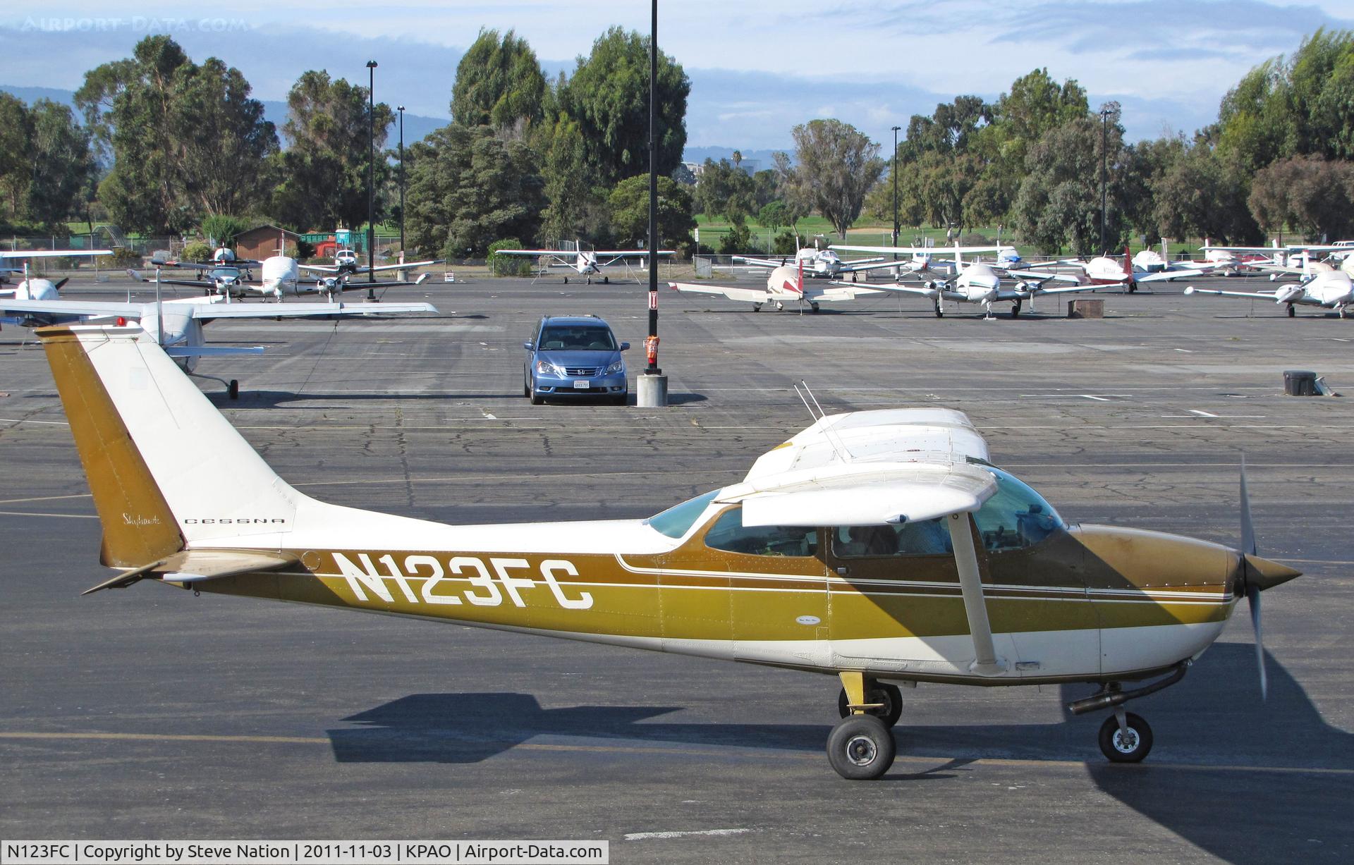 N123FC, 1970 Cessna 172K Skyhawk C/N 17259182, KMC Aircraft (Sisters, OR) 1970 Cessna 172K running up engine prior to departing Palo Alto, CA