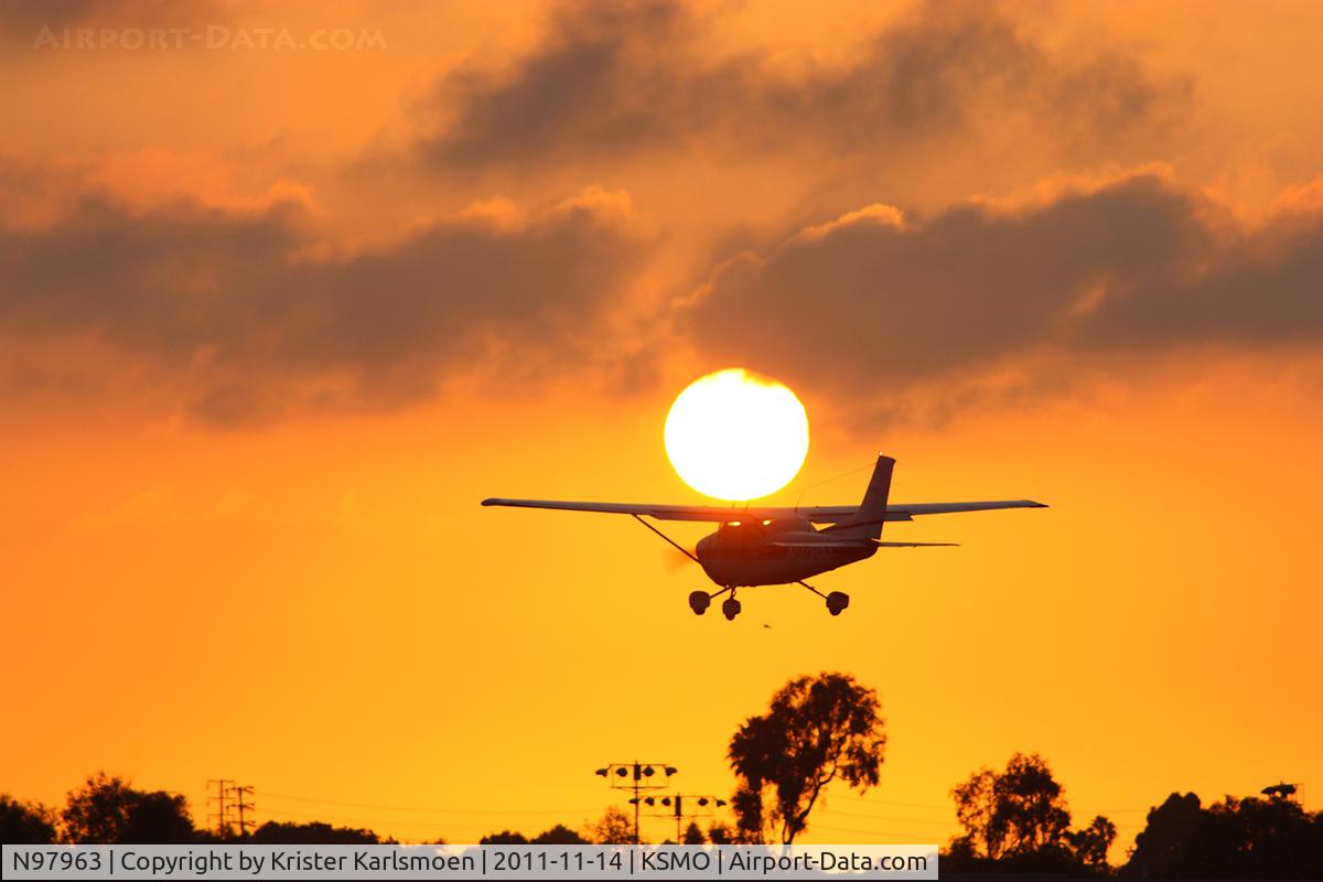 N97963, Cessna 182Q Skylane C/N 18267257, Sunset departure.
