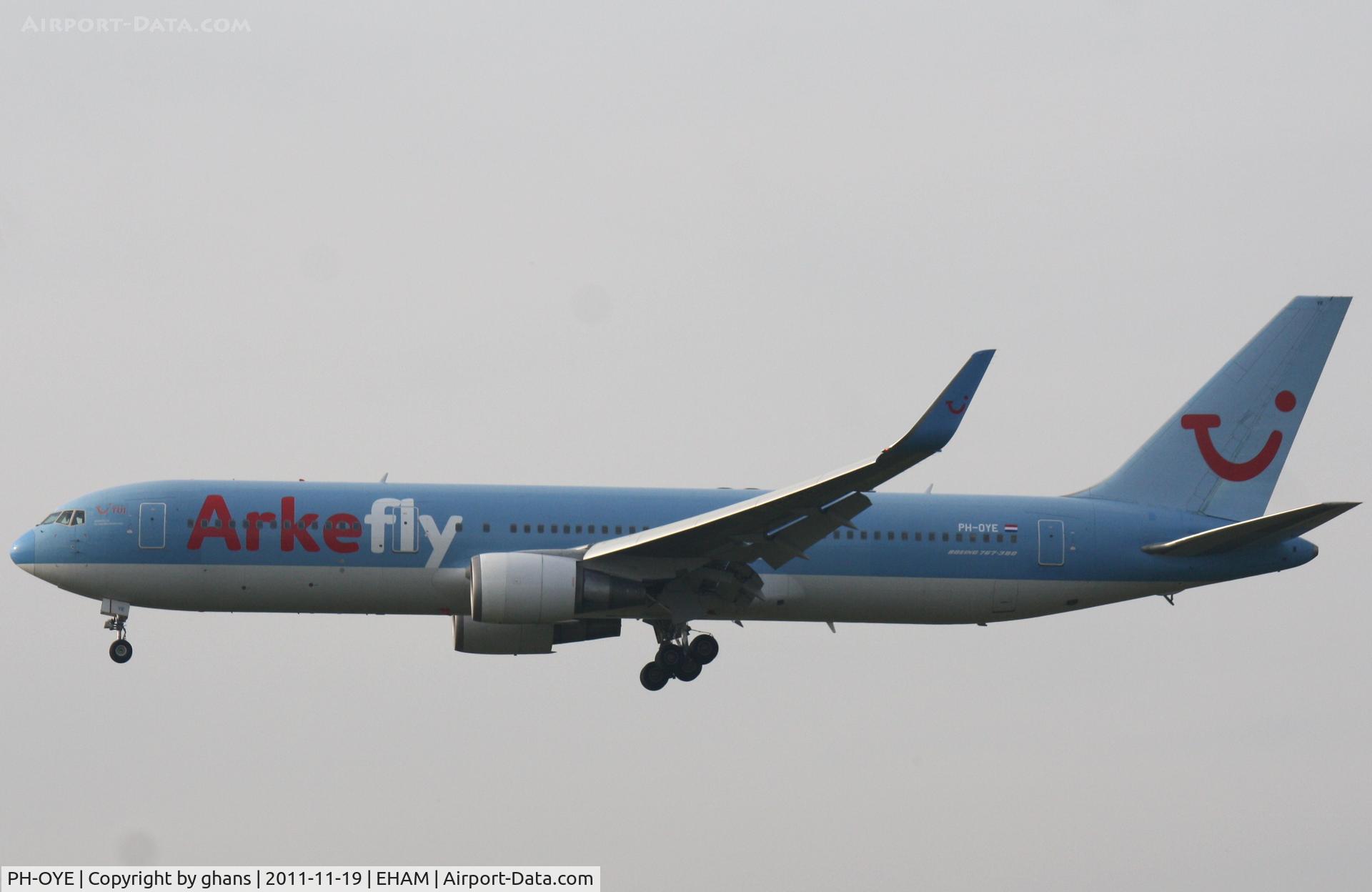 PH-OYE, 1998 Boeing 767-304/ER C/N 28979, Landing 18R
