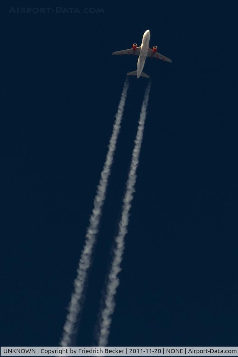 UNKNOWN, Contrails Various C/N Unknown, Easyjet A319 cruising southbound