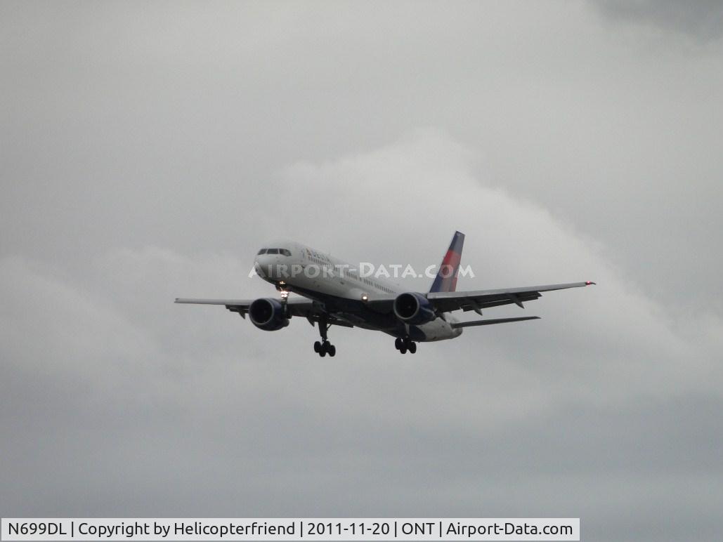N699DL, 1999 Boeing 757-232 C/N 29970, On final for runway 26L