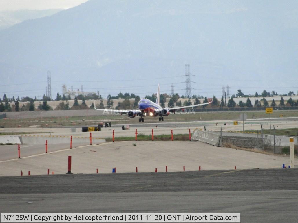 N712SW, 1998 Boeing 737-7H4 C/N 27846, Touching down on runway 26L