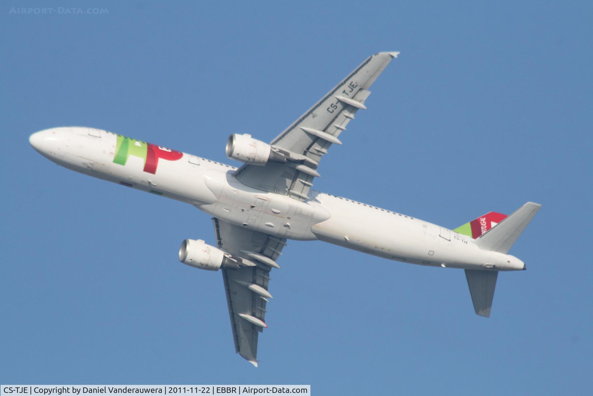 CS-TJE, 2000 Airbus A321-211 C/N 1307, Flight TP607 is climbing from RWY 25R